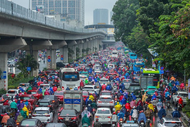 Hà Nội: Người dân vật lộn với tắc đường trong mưa lạnh - Ảnh 9.