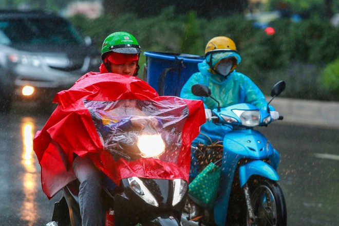Hà Nội: Người dân vật lộn với tắc đường trong mưa lạnh - Ảnh 8.