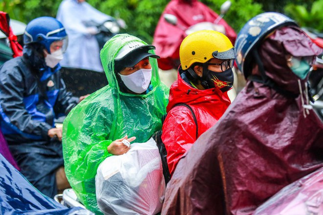 Hà Nội: Người dân vật lộn với tắc đường trong mưa lạnh - Ảnh 7.