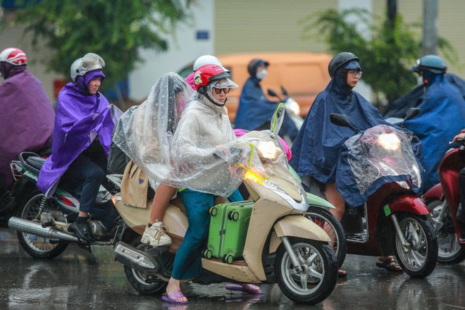 Hà Nội: Người dân vật lộn với tắc đường trong mưa lạnh - Ảnh 6.