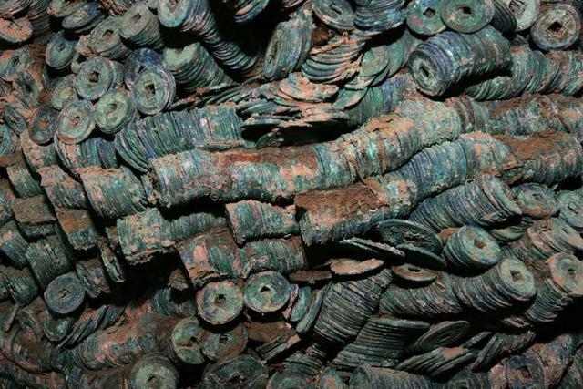 Đào móng ở công trường, công nhân phát hiện hơn 2.000 kg vật thể xâu thành chuỗi màu xanh lục: Chuyên gia khẳng định đó là kho báu hơn 1000 năm lịch sử - Ảnh 6.