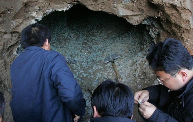 Đào móng ở công trường, công nhân phát hiện hơn 2.000 kg vật thể xâu thành chuỗi màu xanh lục: Chuyên gia khẳng định đó là kho báu hơn 1000 năm lịch sử - Ảnh 5.