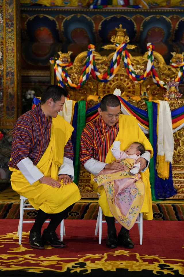 Hoàng gia Bhutan gây sốt khi công bố tên con gái, bức ảnh đầu đời của tiểu công chúa nhận bão like trên mạng - Ảnh 10.