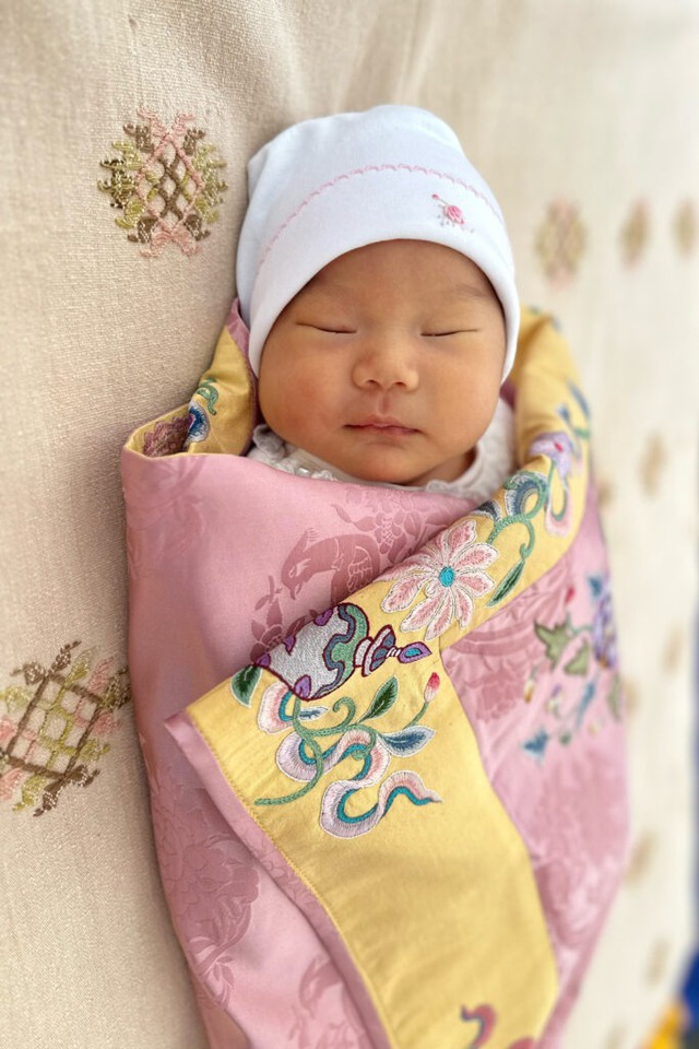 Hoàng gia Bhutan gây sốt khi công bố tên con gái, bức ảnh đầu đời của tiểu công chúa nhận bão like trên mạng - Ảnh 1.