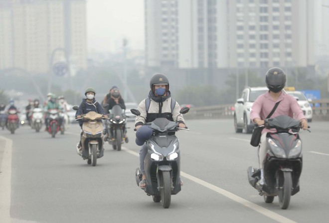 Giữa trưa, bầu trời Hà Nội vẫn chìm trong bụi mù dày đặc, chất lượng không khí ở mức rất xấu  - Ảnh 6.