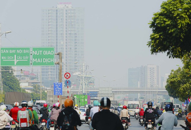 Giữa trưa, bầu trời Hà Nội vẫn chìm trong bụi mù dày đặc, chất lượng không khí ở mức rất xấu  - Ảnh 1.