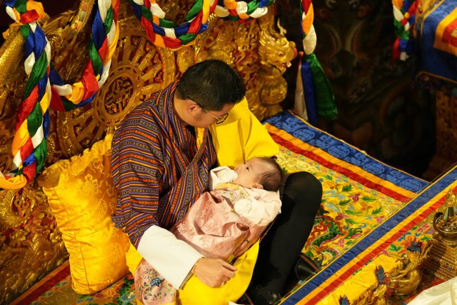 Hoàng gia Bhutan gây sốt khi công bố tên con gái, bức ảnh đầu đời của tiểu công chúa nhận bão like trên mạng - Ảnh 9.