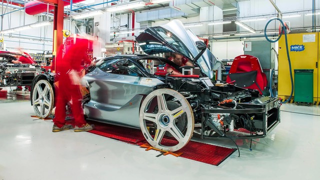 Muốn chơi xe Ferrari này ở Việt Nam phải sẵn rất nhiều tiền: Quệt móp 1 vết có thể tốn cả chục tỷ tiền sửa - Ảnh 2.