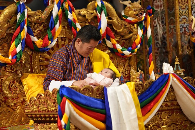 Hoàng gia Bhutan gây sốt khi công bố tên con gái, bức ảnh đầu đời của tiểu công chúa nhận bão like trên mạng - Ảnh 8.