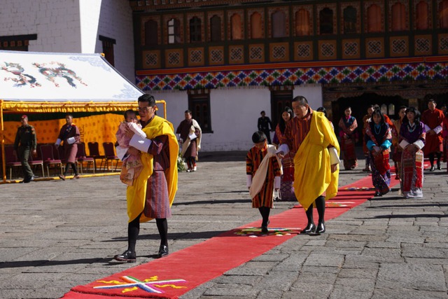Hoàng gia Bhutan gây sốt khi công bố tên con gái, bức ảnh đầu đời của tiểu công chúa nhận bão like trên mạng - Ảnh 6.