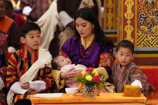 Hoàng gia Bhutan gây sốt khi công bố tên con gái, bức ảnh đầu đời của tiểu công chúa nhận bão like trên mạng - Ảnh 5.