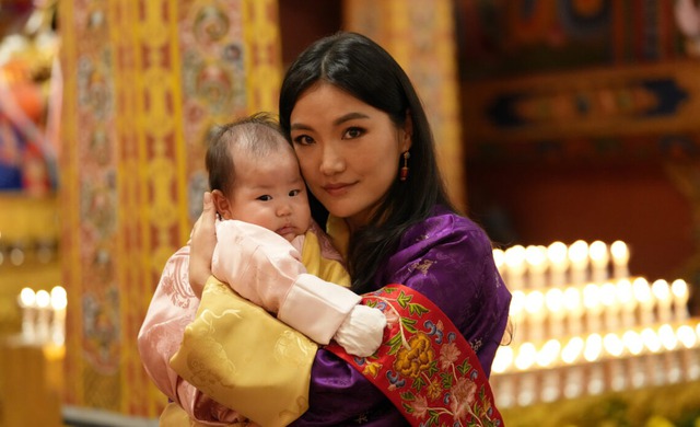 Hoàng gia Bhutan gây sốt khi công bố tên con gái, bức ảnh đầu đời của tiểu công chúa nhận bão like trên mạng - Ảnh 3.