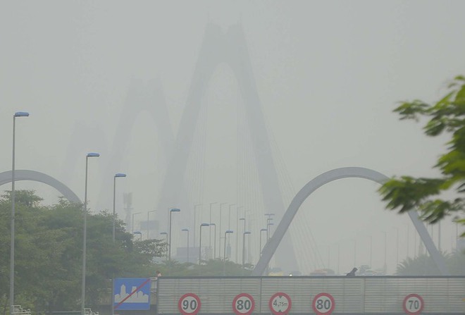 Giữa trưa, bầu trời Hà Nội vẫn chìm trong bụi mù dày đặc, chất lượng không khí ở mức rất xấu  - Ảnh 8.