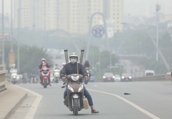 Giữa trưa, bầu trời Hà Nội vẫn chìm trong bụi mù dày đặc, chất lượng không khí ở mức rất xấu  - Ảnh 7.