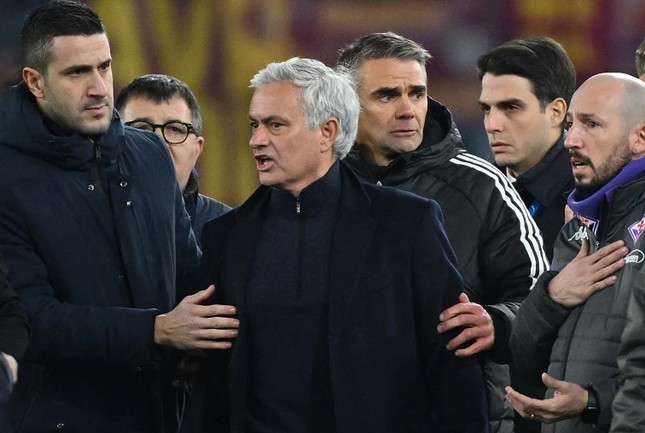 Mourinho bỏ họp báo để phản đối tấm thẻ đỏ của Lukaku - Ảnh 3.