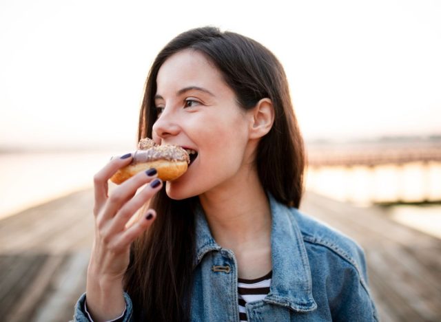 10 thói quen khi ăn ‘dẫn lối’ cho viêm nhiễm: Biết để tránh kẻo ung thư, tiểu đường tới lúc nào không hay - Ảnh 1.
