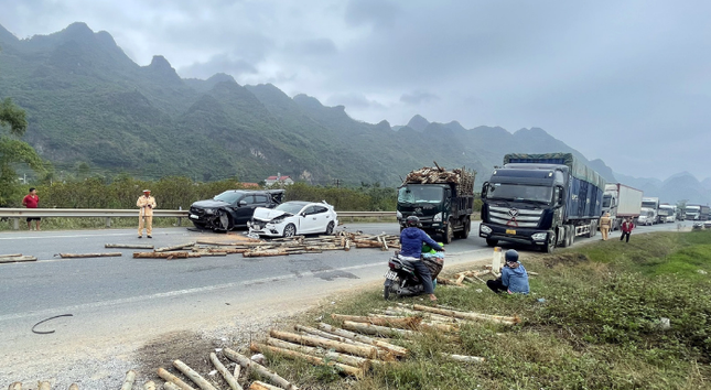 4 xe ô tô đâm nhau liên hoàn ở Lạng Sơn, gỗ rơi tràn quốc lộ 1A - Ảnh 3.