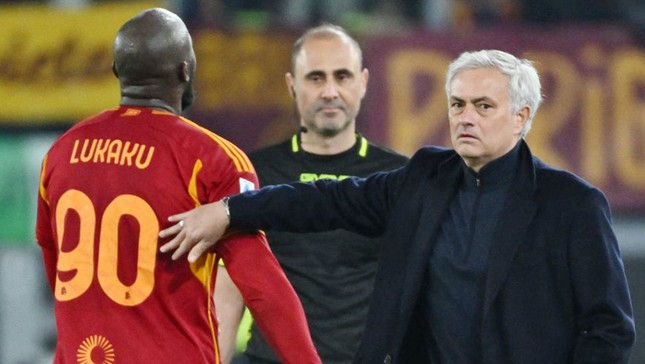 Mourinho bỏ họp báo để phản đối tấm thẻ đỏ của Lukaku - Ảnh 1.