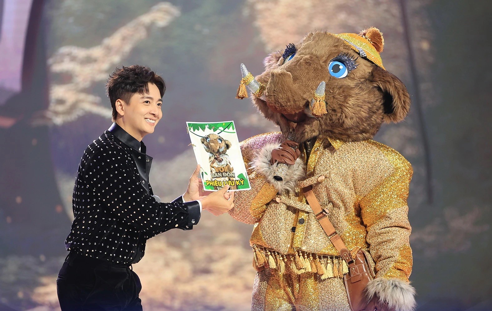 Voi Bản Đôn là ai mà liên tục gây sốt - Ảnh 3.