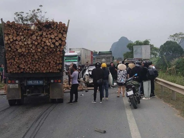 4 xe ô tô đâm nhau liên hoàn ở Lạng Sơn, gỗ rơi tràn quốc lộ 1A - Ảnh 2.