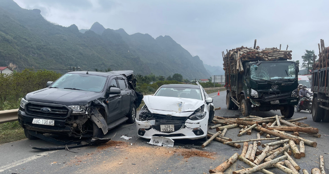4 xe ô tô đâm nhau liên hoàn ở Lạng Sơn, gỗ rơi tràn quốc lộ 1A - Ảnh 1.