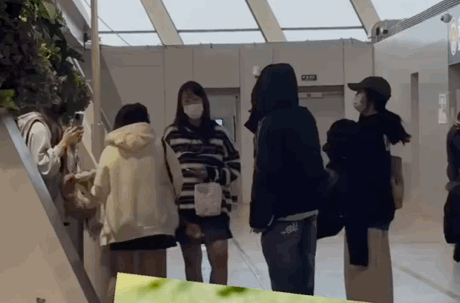 1 nam idol bị fan cuồng tạt nước như mưa vào người ở sân bay, phải cầu cứu cảnh sát sau nhiều lần bị quấy rối - Ảnh 1.