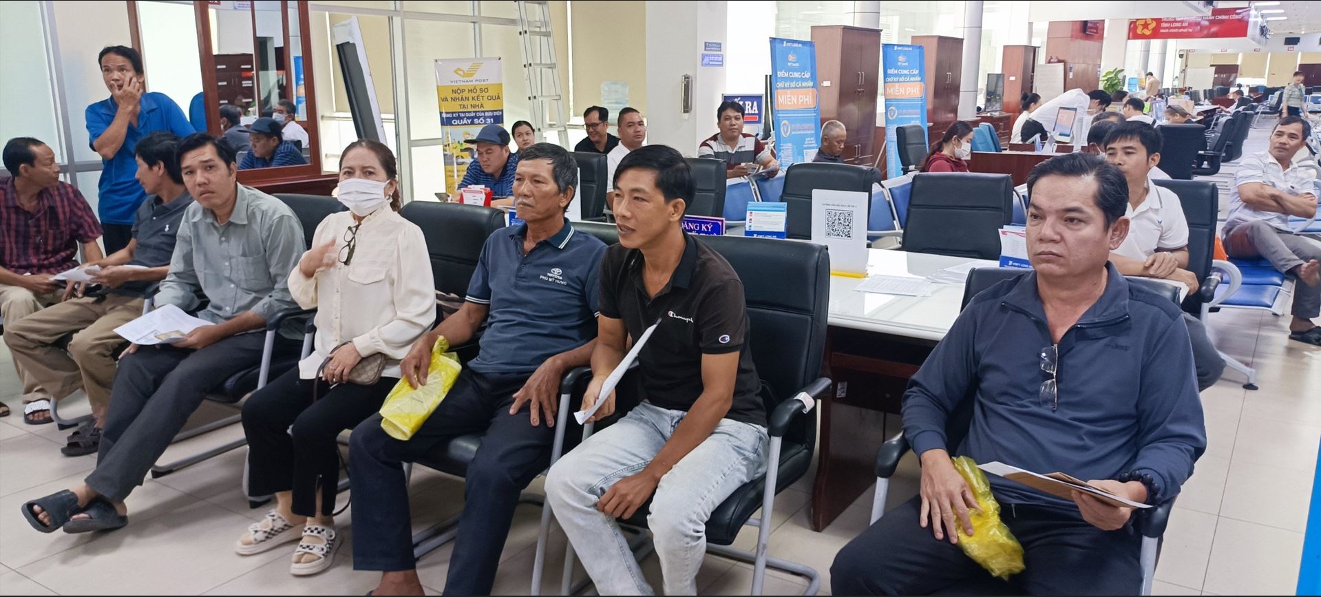 Nghe tin đồn, đổ xô đi đổi giấy phép lái xe - Ảnh 1. Nghe tin đồn, đổ xô đi đổi giấy phép lái xe - Ảnh 1.