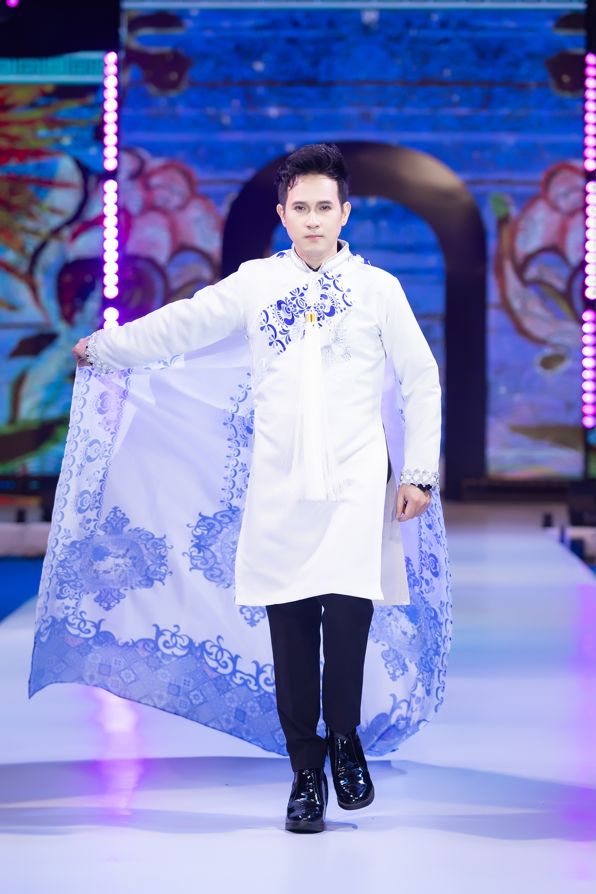 NSƯT Phi Điểu tuổi 90 vẫn tự tin catwalk, Đỗ Hà khoe nhan sắc xinh đẹp, phủ nhận từ bỏ showbiz - Ảnh 3.