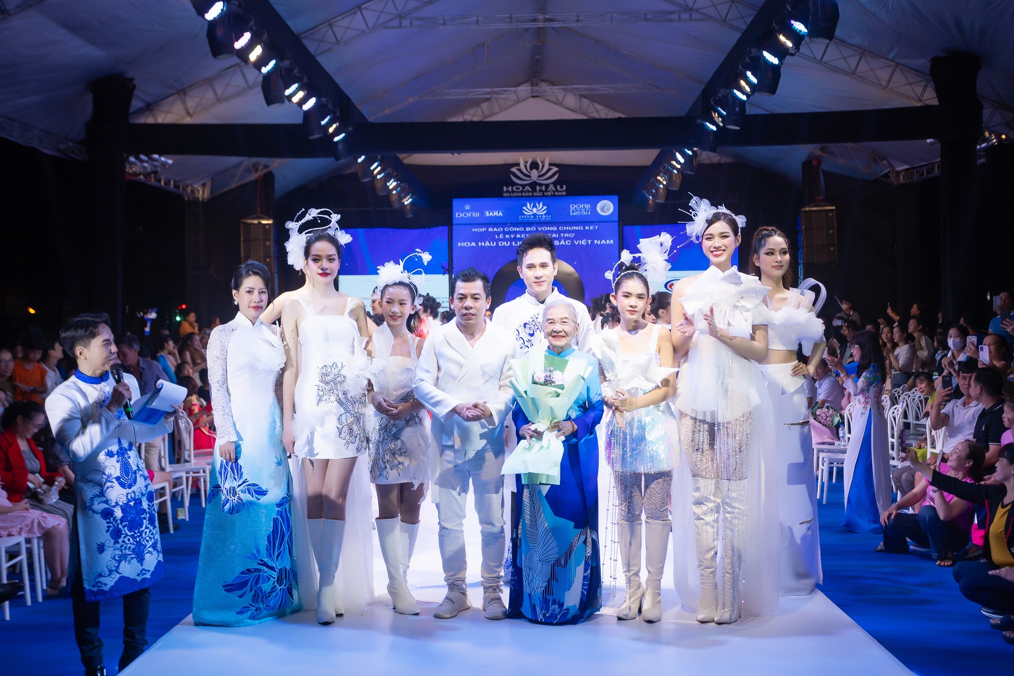 NSƯT Phi Điểu tuổi 90 vẫn tự tin catwalk, Đỗ Hà khoe nhan sắc xinh đẹp, phủ nhận từ bỏ showbiz - Ảnh 1.