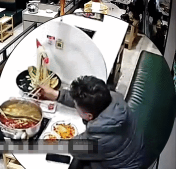 Đang ăn lẩu với bạn, người đàn ông bị vật thể lạ rơi xuống đầu: Xem video thôi cũng rùng mình! - Ảnh 3.