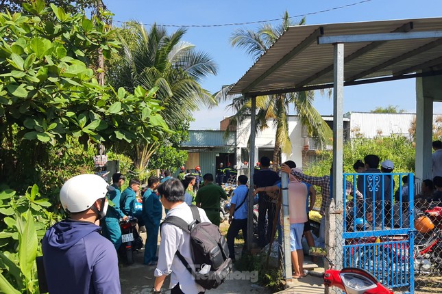 Hàng chục cảnh sát đang nỗ lực giải cứu người thợ hồ trong căn nhà bị sập khi đang thi công - Ảnh 3.