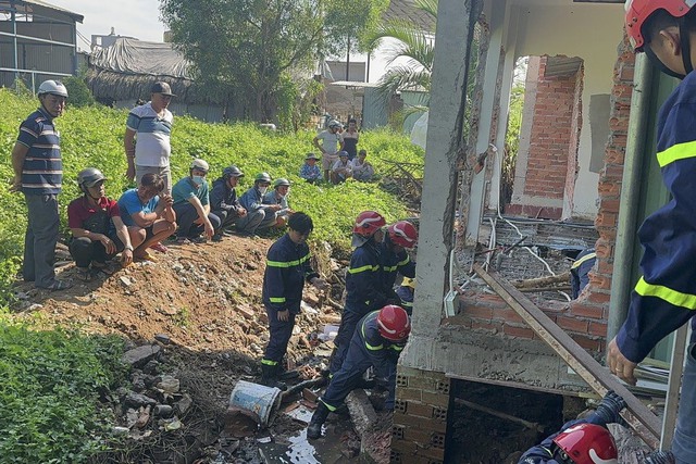 Vụ mắc kẹt trong nhà sập ở TP Thủ Đức: Người bị vùi lấp đã tử vong - Ảnh 2. Vụ mắc kẹt trong nhà sập ở TP Thủ Đức: Người bị vùi lấp đã tử vong - Ảnh 2.