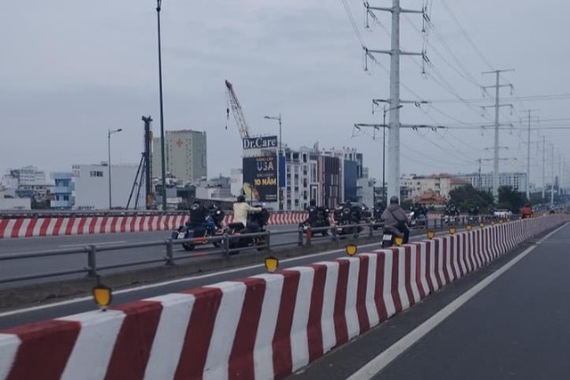 CSGT đang truy tìm đoàn mô tô Harley khoe mẽ trên cầu Bình Lợi - Ảnh 2.