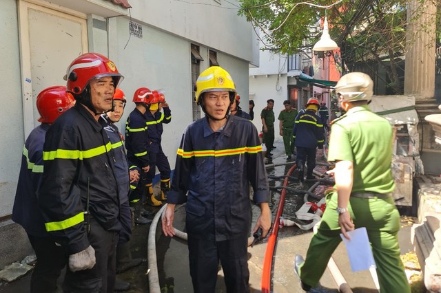 12 người thoát nạn trong vụ cháy nhà 17 phòng ở TP HCM - Ảnh 4. 12 người thoát nạn trong vụ cháy nhà 17 phòng ở TP HCM - Ảnh 4.