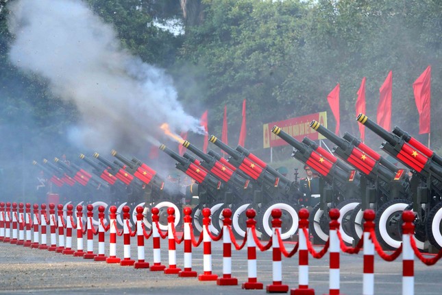 Loạt đại bác chào mừng Tổng Bí thư, Chủ tịch Trung Quốc Tập Cận Bình thăm Việt Nam - Ảnh 1. Loạt đại bác chào mừng Tổng Bí thư, Chủ tịch Trung Quốc Tập Cận Bình thăm Việt Nam - Ảnh 1.