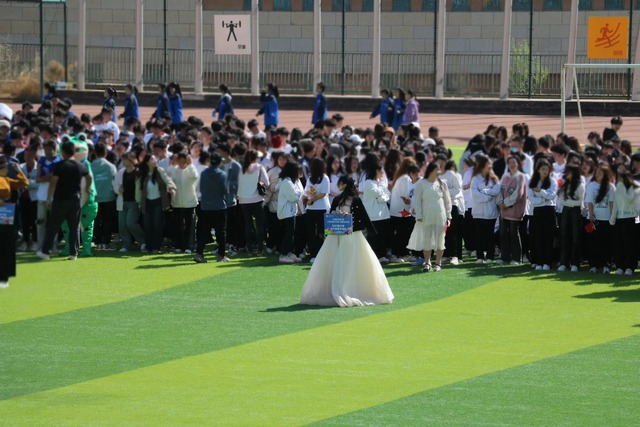 Nữ sinh cầm bảng hội thao lên hot search vì bóng lưng quá đẹp, tưởng đâu công chúa chạy trốn chứ! - Ảnh 4.