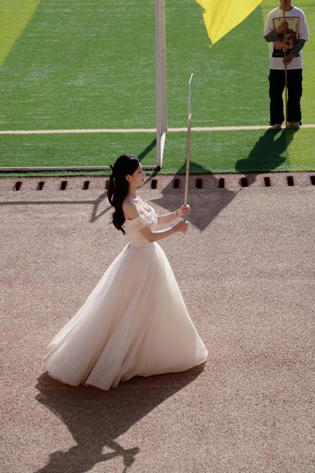 Nữ sinh cầm bảng hội thao lên hot search vì bóng lưng quá đẹp, tưởng đâu công chúa chạy trốn chứ! - Ảnh 3.