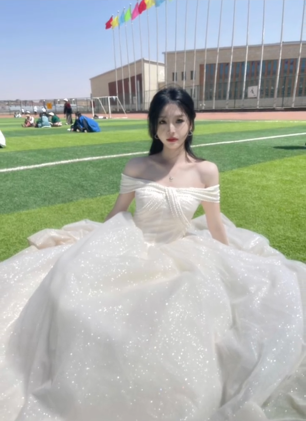 Nữ sinh cầm bảng hội thao lên hot search vì bóng lưng quá đẹp, tưởng đâu công chúa chạy trốn chứ! - Ảnh 2.