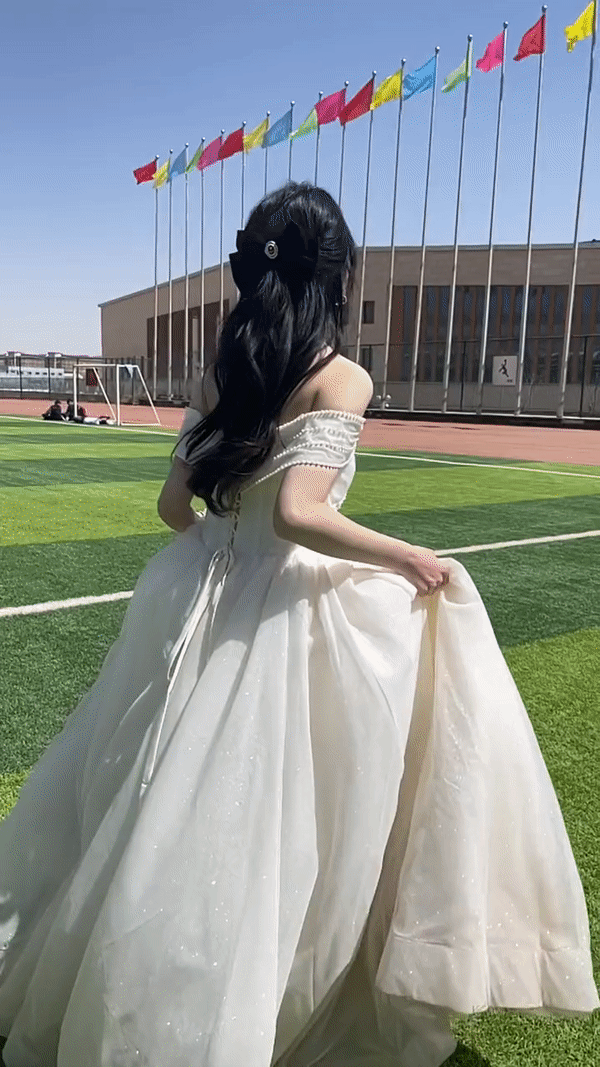 Nữ sinh cầm bảng hội thao lên hot search vì bóng lưng quá đẹp, tưởng đâu công chúa chạy trốn chứ! - Ảnh 1.