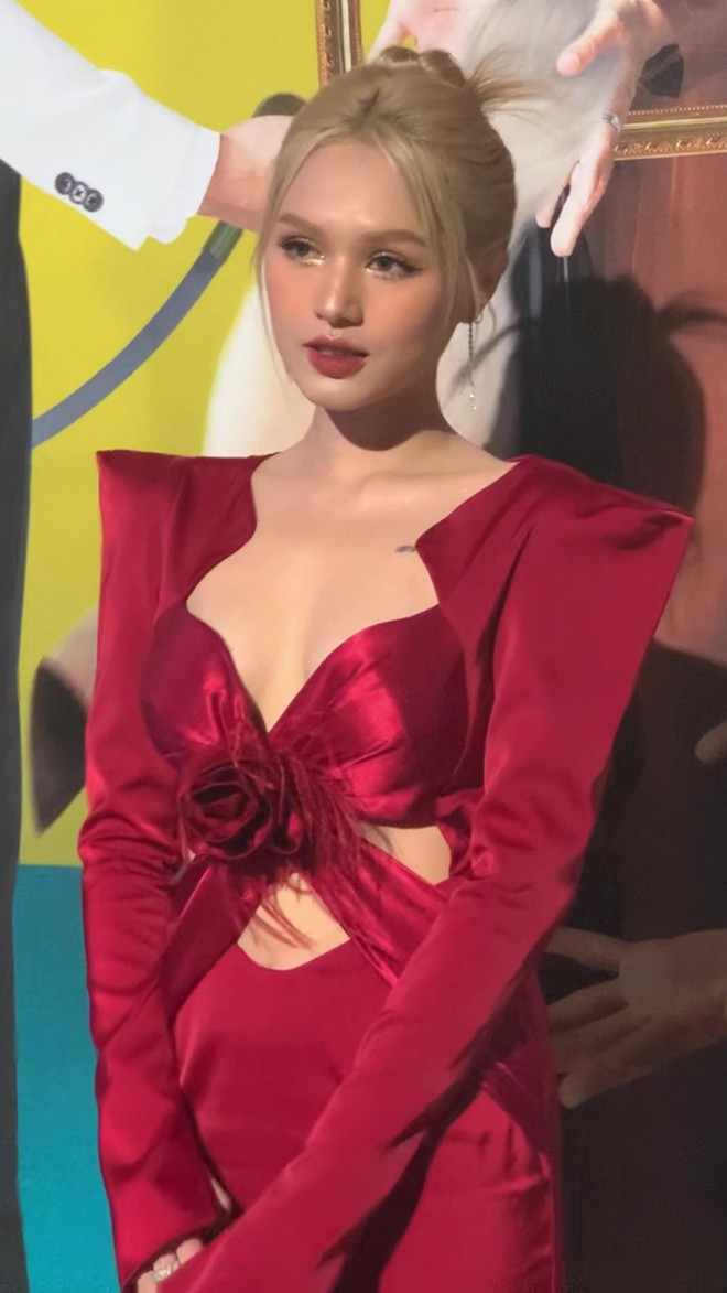 Xoài Non tiếp tục lộ loạt dấu hiệu mang thai khi lọt cam thường, luôn nắm tay chồng thiếu gia tình tứ - Ảnh 7. Xoài Non tiếp tục lộ loạt dấu hiệu mang thai khi lọt cam thường, luôn nắm tay chồng thiếu gia tình tứ - Ảnh 7.