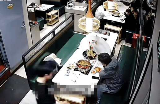 Đang ăn lẩu với bạn, người đàn ông bị vật thể lạ rơi xuống đầu: Xem video thôi cũng rùng mình! - Ảnh 2.