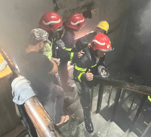 12 người thoát nạn trong vụ cháy nhà 17 phòng: Lấy quần jean làm dây đu - Ảnh 2. 12 người thoát nạn trong vụ cháy nhà 17 phòng: Lấy quần jean làm dây đu - Ảnh 2.