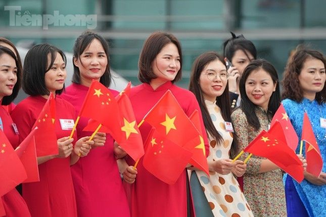 Toàn cảnh lễ đón Tổng Bí thư, Chủ tịch Trung Quốc Tập Cận Bình và Phu nhân tại Sân bay Quốc tế Nội Bài - Ảnh 8. Toàn cảnh lễ đón Tổng Bí thư, Chủ tịch Trung Quốc Tập Cận Bình và Phu nhân tại Sân bay Quốc tế Nội Bài - Ảnh 8.