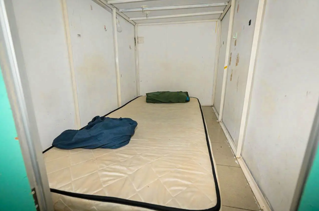 Cận cảnh bên trong phòng trọ tổ chim phải bò khi ra vào: Phòng rộng nhất chỉ 2,7m vuông nhưng vẫn kín người thuê - Ảnh 2. Cận cảnh bên trong phòng trọ tổ chim phải bò khi ra vào: Phòng rộng nhất chỉ 2,7m vuông nhưng vẫn kín người thuê - Ảnh 2.