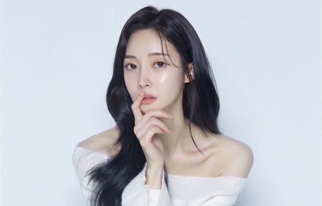 Nữ ca sĩ g&acirc;y sốc, c&ocirc;ng bố ly h&ocirc;n v&agrave; t&aacute;i h&ocirc;n c&ugrave;ng l&uacute;c - Ảnh 1.