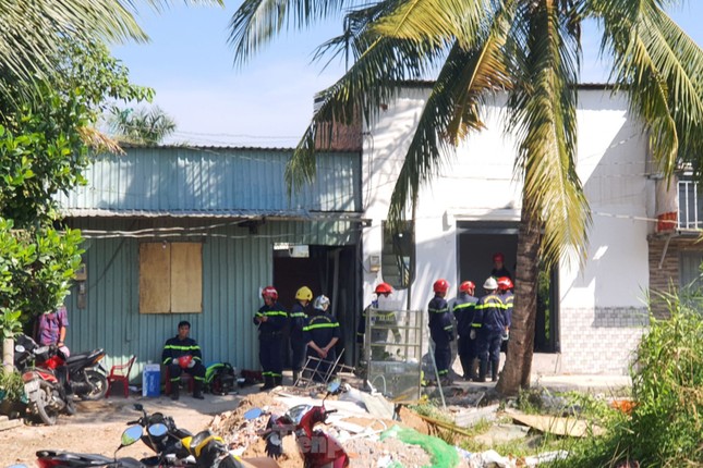 Hàng chục cảnh sát đang nỗ lực giải cứu người thợ hồ trong căn nhà bị sập khi đang thi công - Ảnh 1.