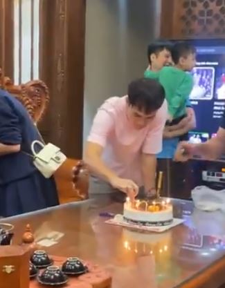 Văn Toàn mở tiệc tại nhà bạc tỉ ở quê khao họ hàng, thoải mái hát hò vui vẻ - Ảnh 3. Văn Toàn mở tiệc tại nhà bạc tỉ ở quê khao họ hàng, thoải mái hát hò vui vẻ - Ảnh 3.