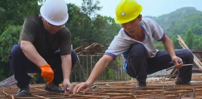 Chủ tịch tập đoàn lớn giả làm thợ xây và món quà khủng tặng người công nhân nghèo - Ảnh 6. Chủ tịch tập đoàn lớn giả làm thợ xây và món quà khủng tặng người công nhân nghèo - Ảnh 6.