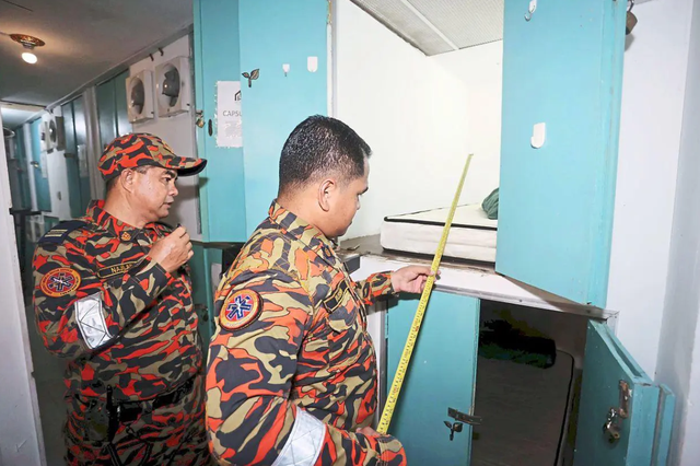 Cận cảnh bên trong phòng trọ tổ chim phải bò khi ra vào: Phòng rộng nhất chỉ 2,7m vuông nhưng vẫn kín người thuê - Ảnh 1. Cận cảnh bên trong phòng trọ tổ chim phải bò khi ra vào: Phòng rộng nhất chỉ 2,7m vuông nhưng vẫn kín người thuê - Ảnh 1.