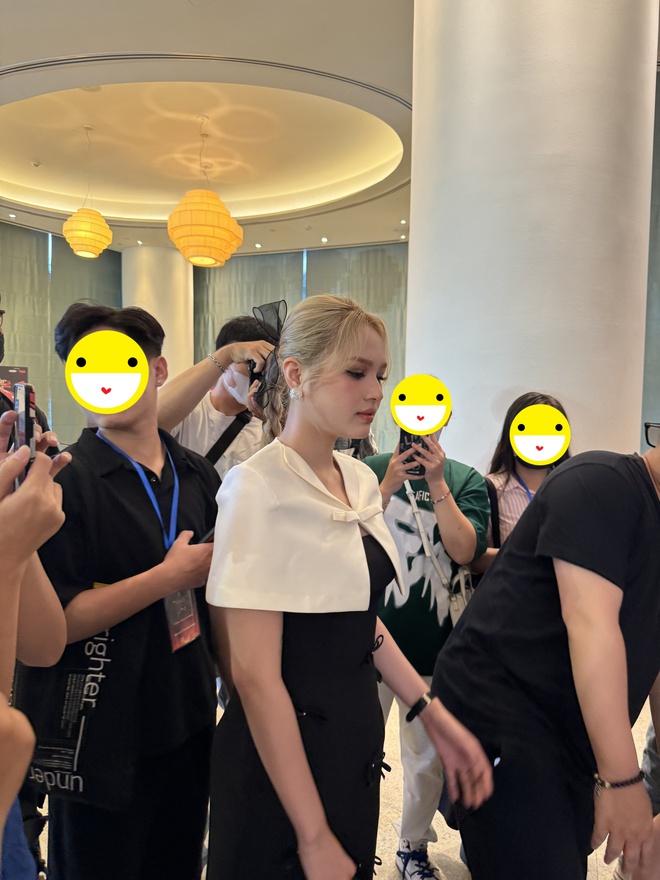 Xoài Non tiếp tục lộ loạt dấu hiệu mang thai khi lọt cam thường, luôn nắm tay chồng thiếu gia tình tứ - Ảnh 5. Xoài Non tiếp tục lộ loạt dấu hiệu mang thai khi lọt cam thường, luôn nắm tay chồng thiếu gia tình tứ - Ảnh 5.